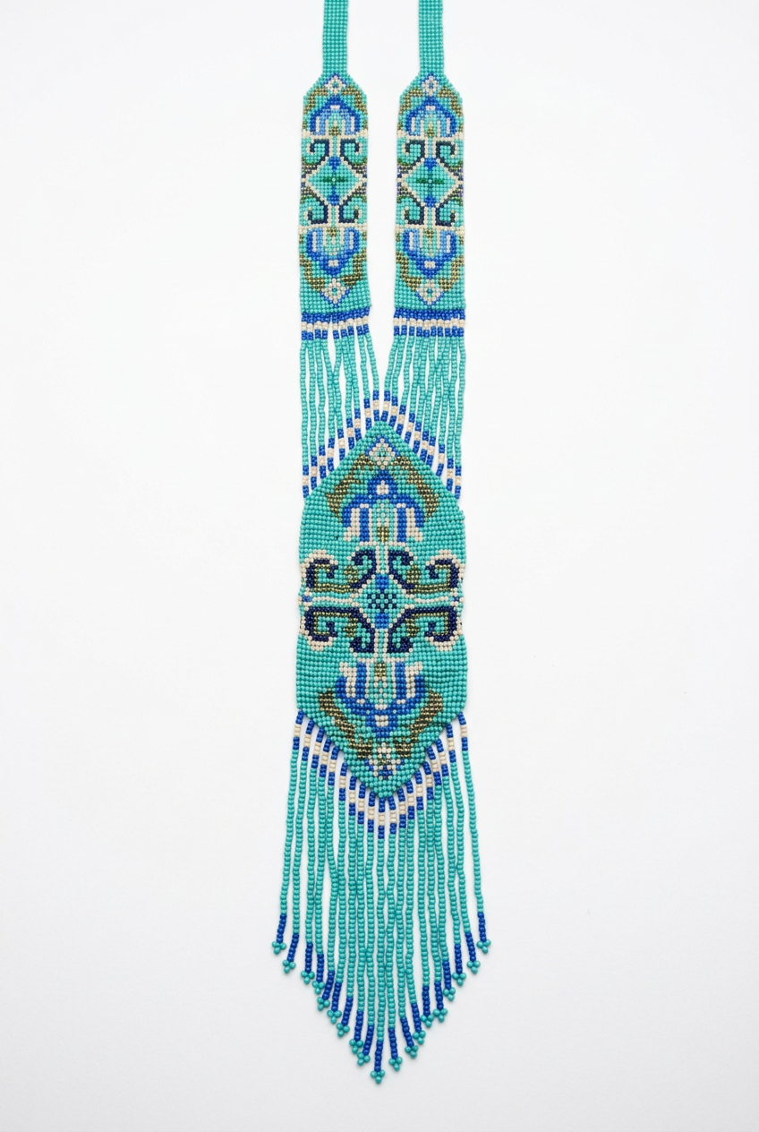 Colar Tie de missangas, turquesa, em fundo branco
