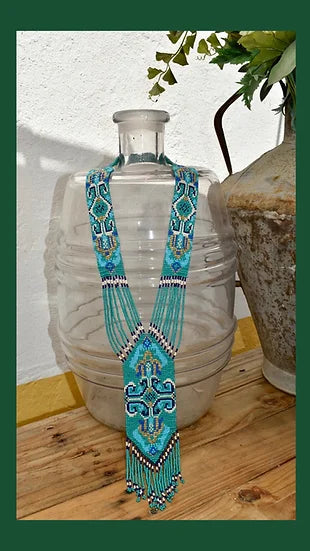 Colar Tie de missangas, turquesa, numa jarra de vidro