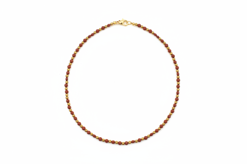 Colar tons castanhos em fundo branco