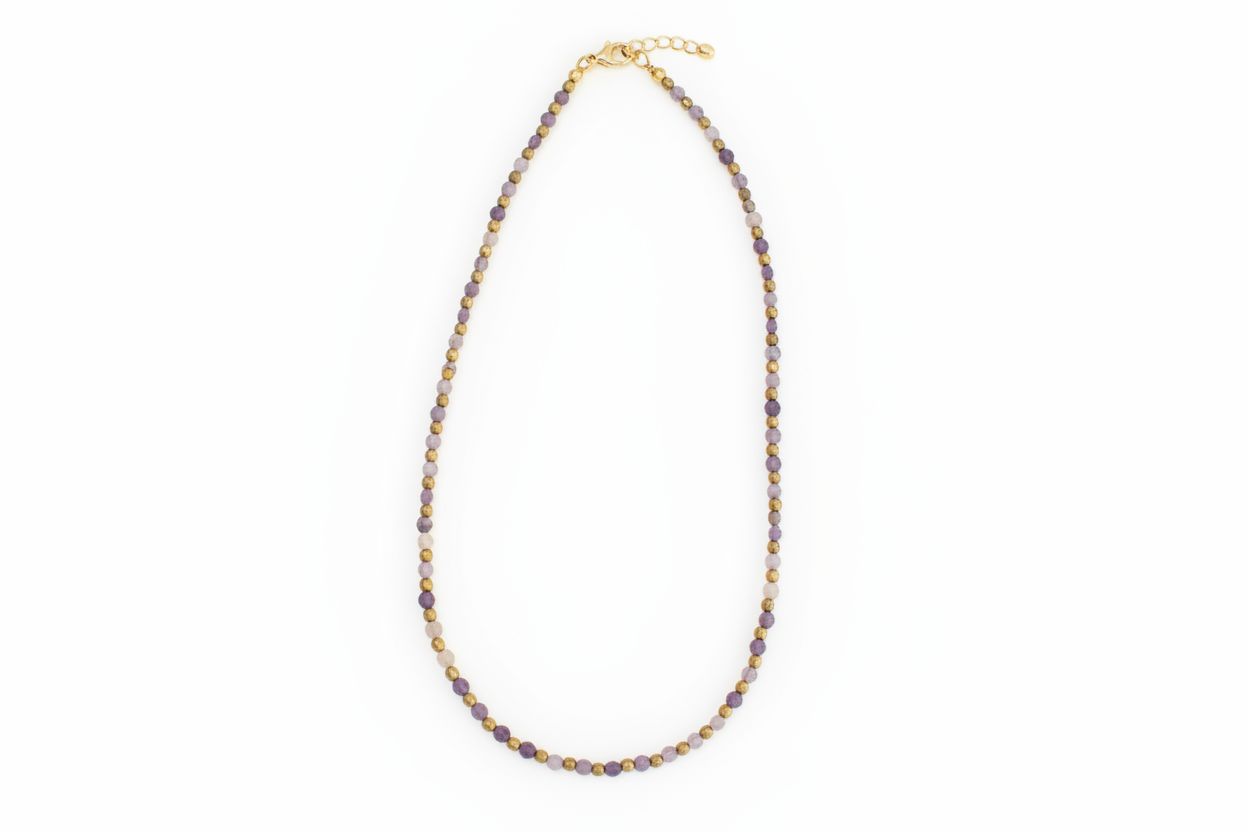 Colar tons lavanda em fundo branco