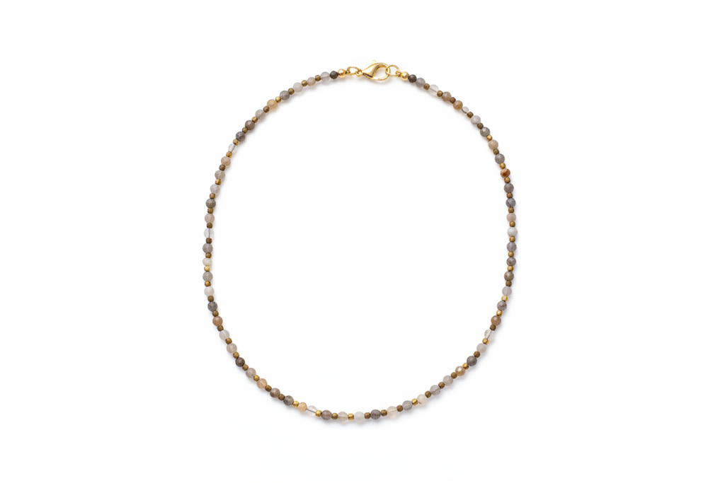 Colar tons naturais em fundo branco