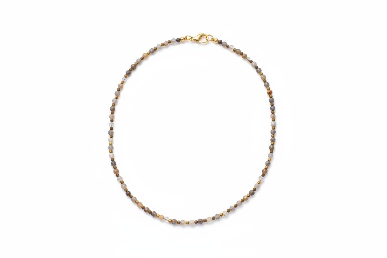 Colar tons naturais em fundo branco