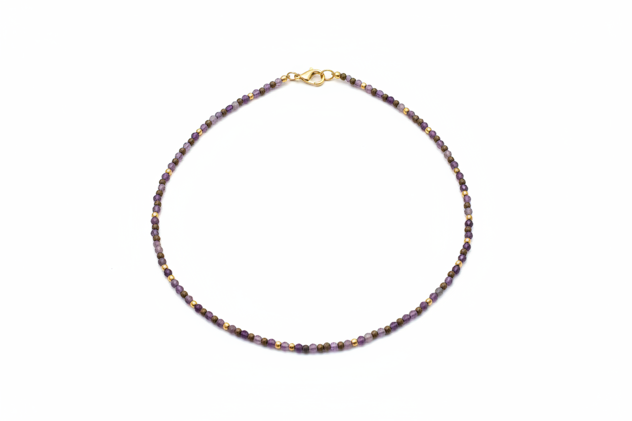 Colar tons roxos em fundo branco