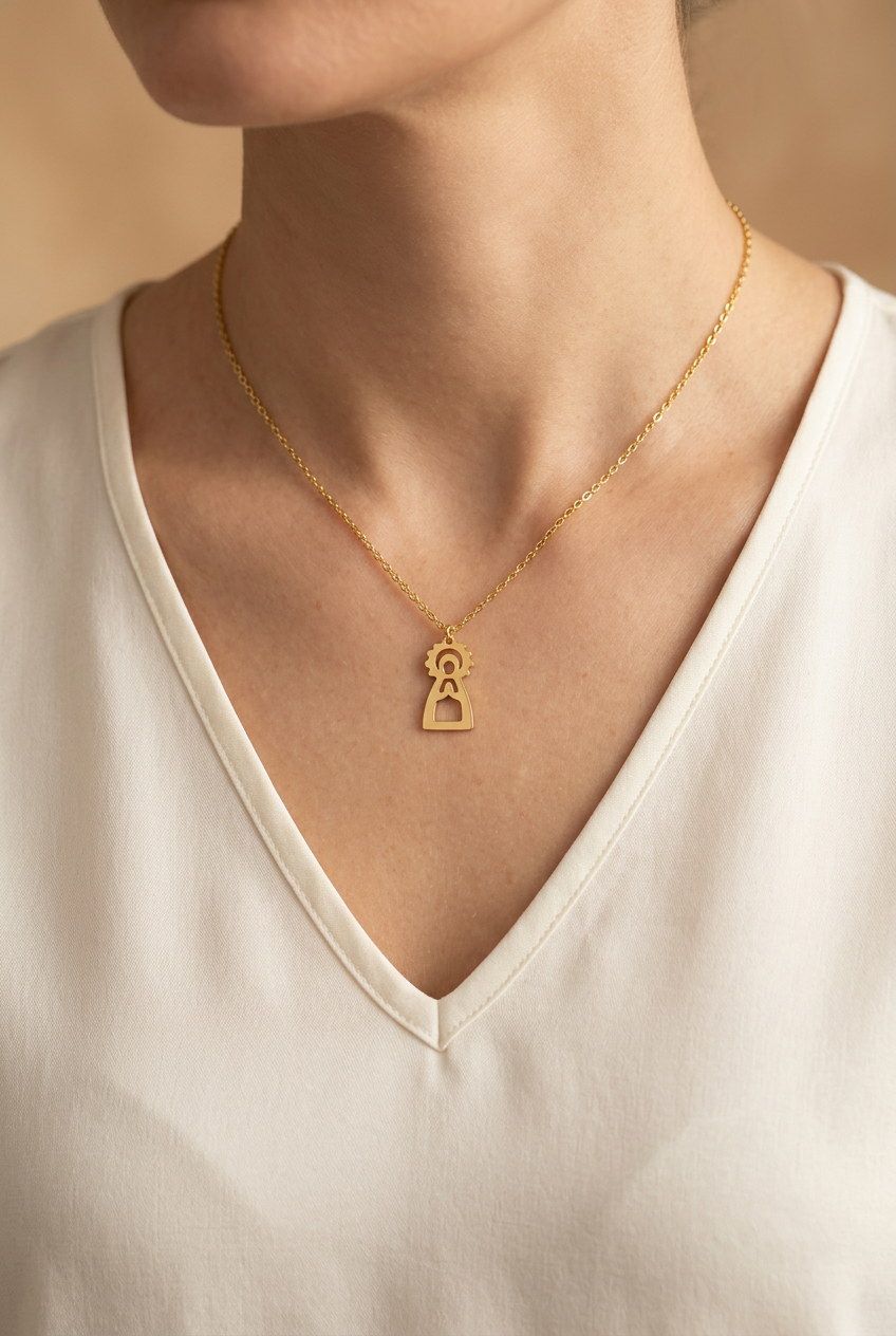 Colar Vaticano de aço com medalha de Nossa Senhora, usado ao pescoço