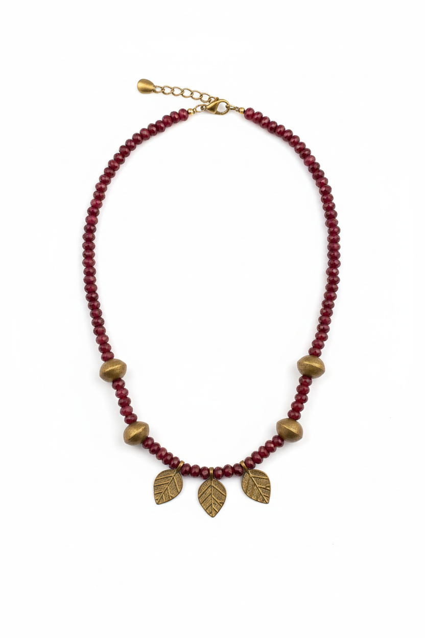 Colar vermelho com fundo branco