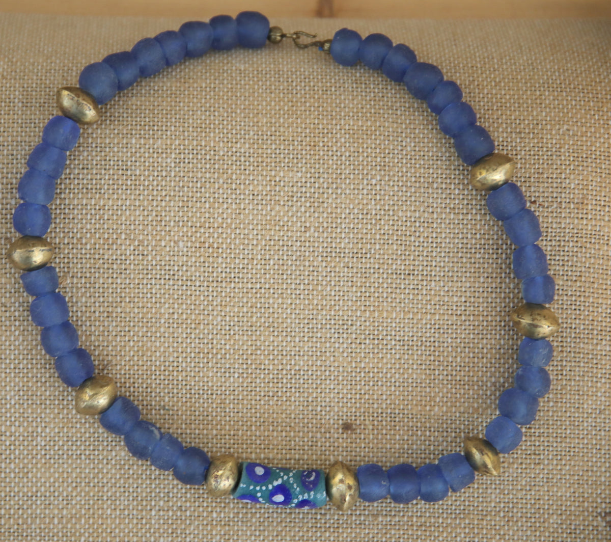 Colar de vidro reciclado e bronze, azul, sobre tecido de linho