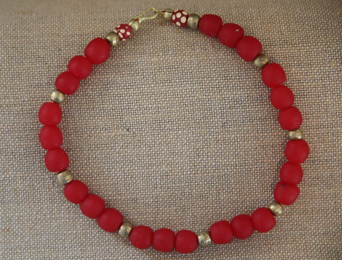 Colar de vidro reciclado e bronze, vermelho, sobre tecido de linho