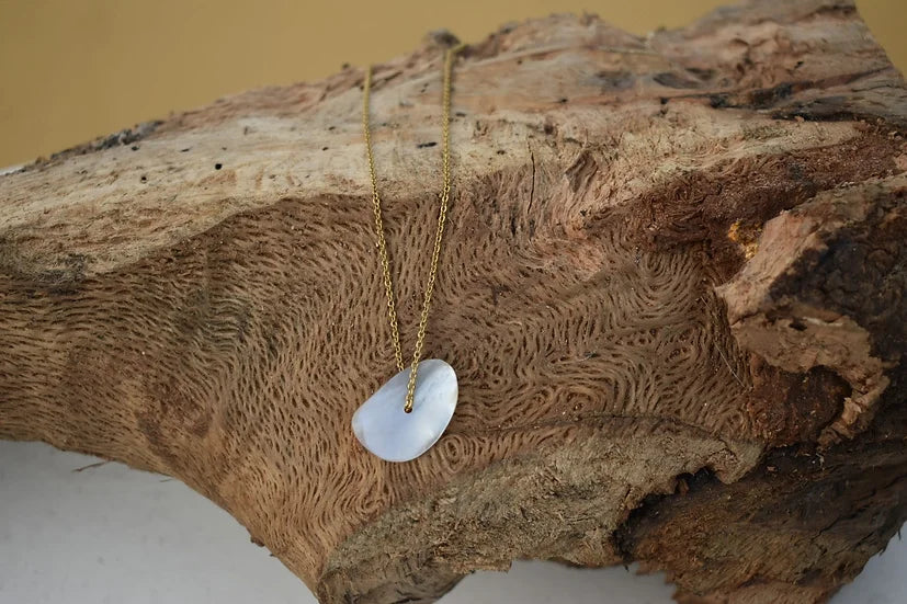 Conjunto Roma de aço com madrepérola, sobre um tronco de madeira