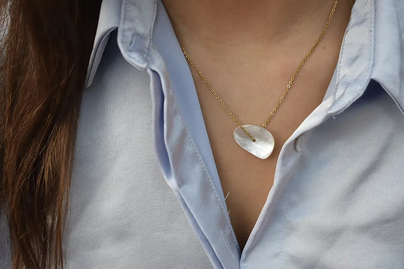 Conjunto Roma de aço com madrepérola, usado com camisa azul, de perto