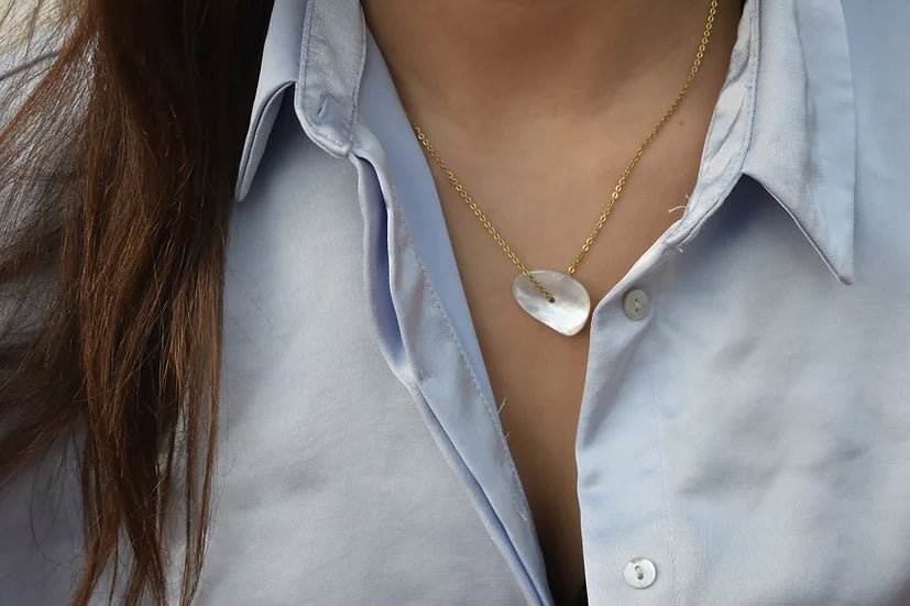 Conjunto Roma de aço com madrepérola, usado com camisa azul