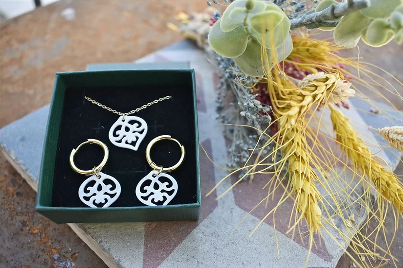 Conjunto Willa de colar e brincos, caixa aberta com flores secas