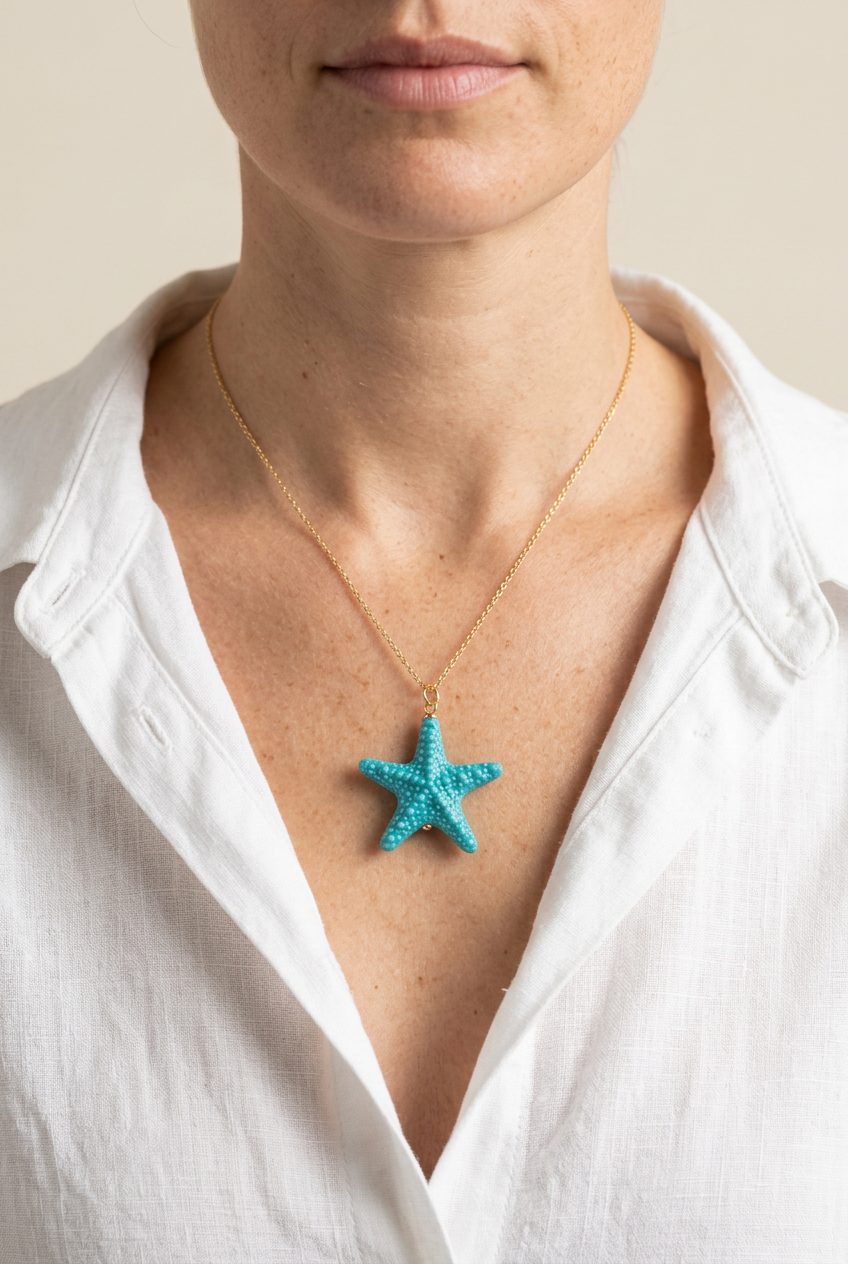 Estrela do Mar de resina, colar usado ao pescoço com camisa branca