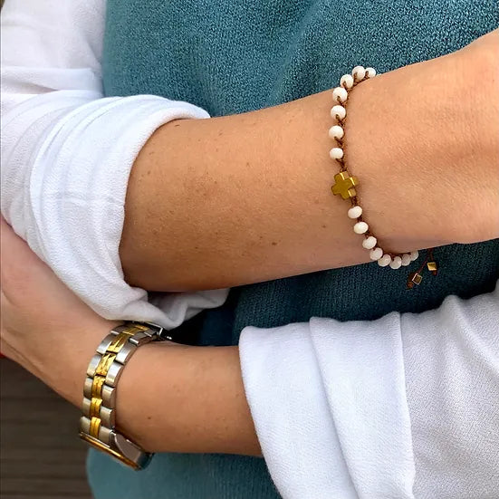 Pulseira Faith de seda com cristais, usada no pulso com outras pulseiras