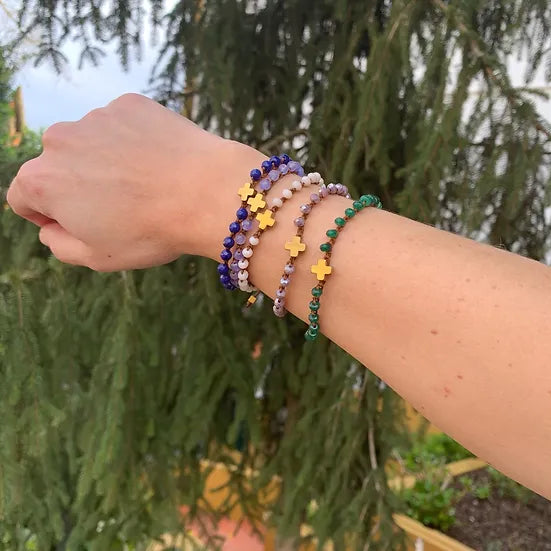 Pulseira Faith de seda com cristais, várias pulseiras no pulso, ao ar livre