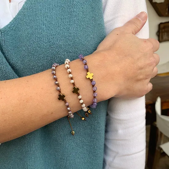 Pulseira Faith de seda com cristais, várias pulseiras usadas no pulso
