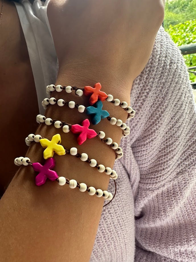 Pulseira Summer de howlite, várias cores usadas no pulso